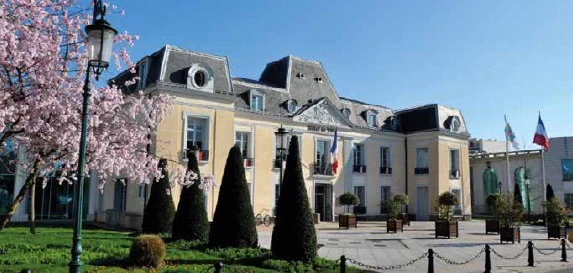 L’hôtel de ville de Gagny, photographie de la brochure